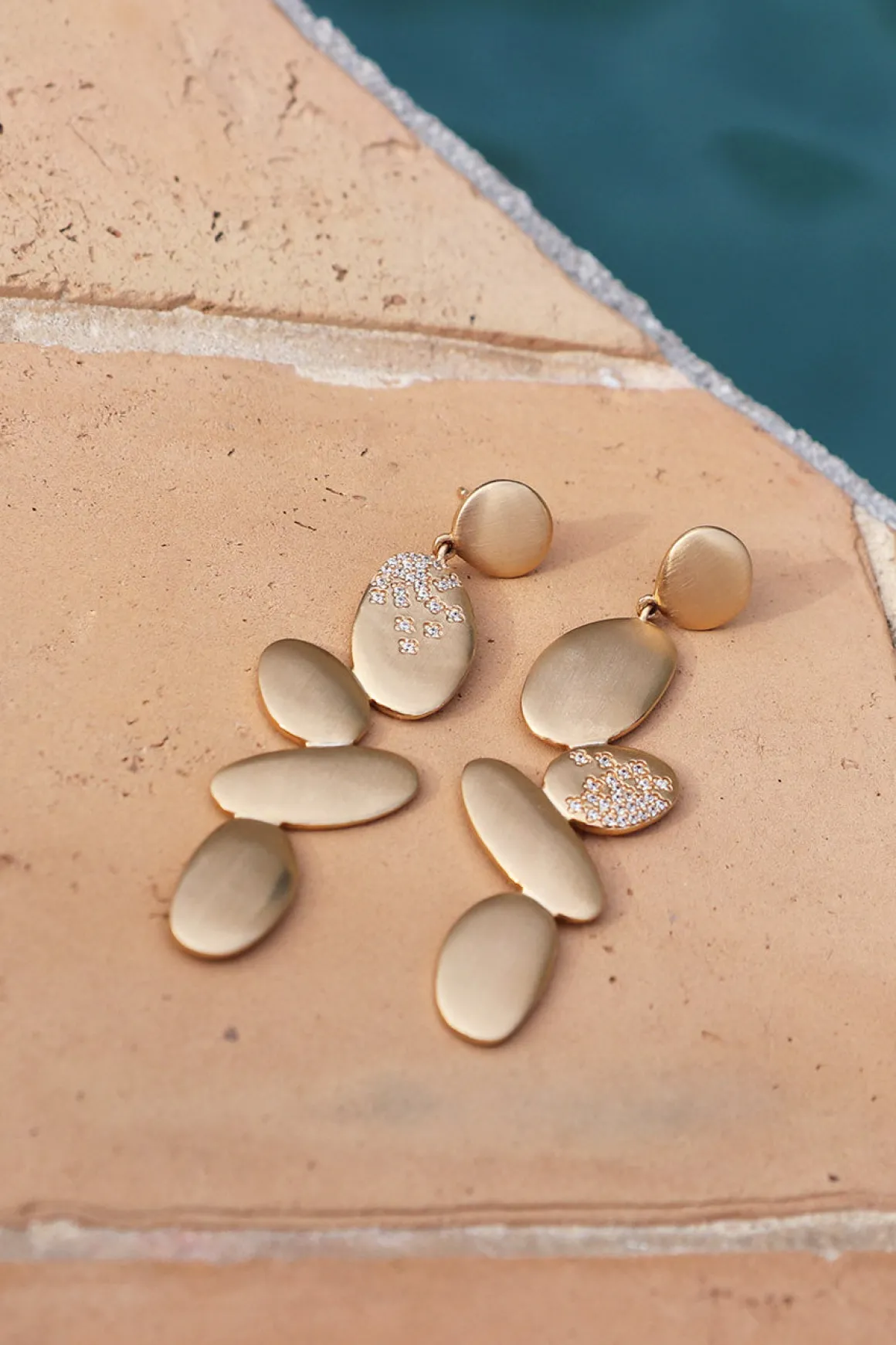 YLUME Large Pebble Earrings